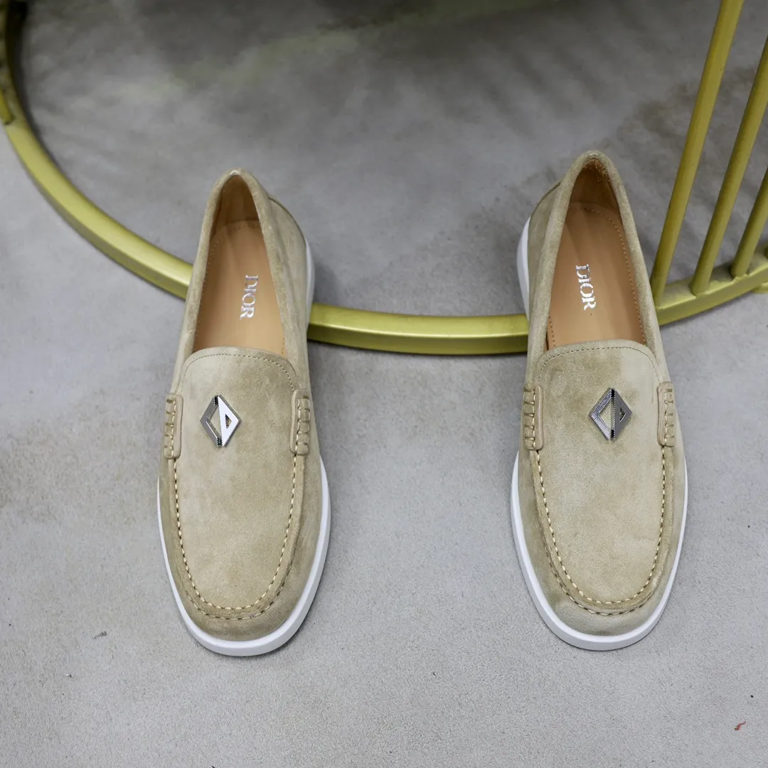Ex-factory price: 540🙅‍♂️🙅‍♂️🙅‍♂️ Brand: Dior DIOR Standard code: Men's code 38/44 (45 can be customized) Grade: Same as the official website Material: Original cowhide stitching, cowhide lining, original TPU wear-resistant soft outsole Style categories: Leisure and sports version, footwear for driving, young fashion, European and American trends, British style Color: actual picture color